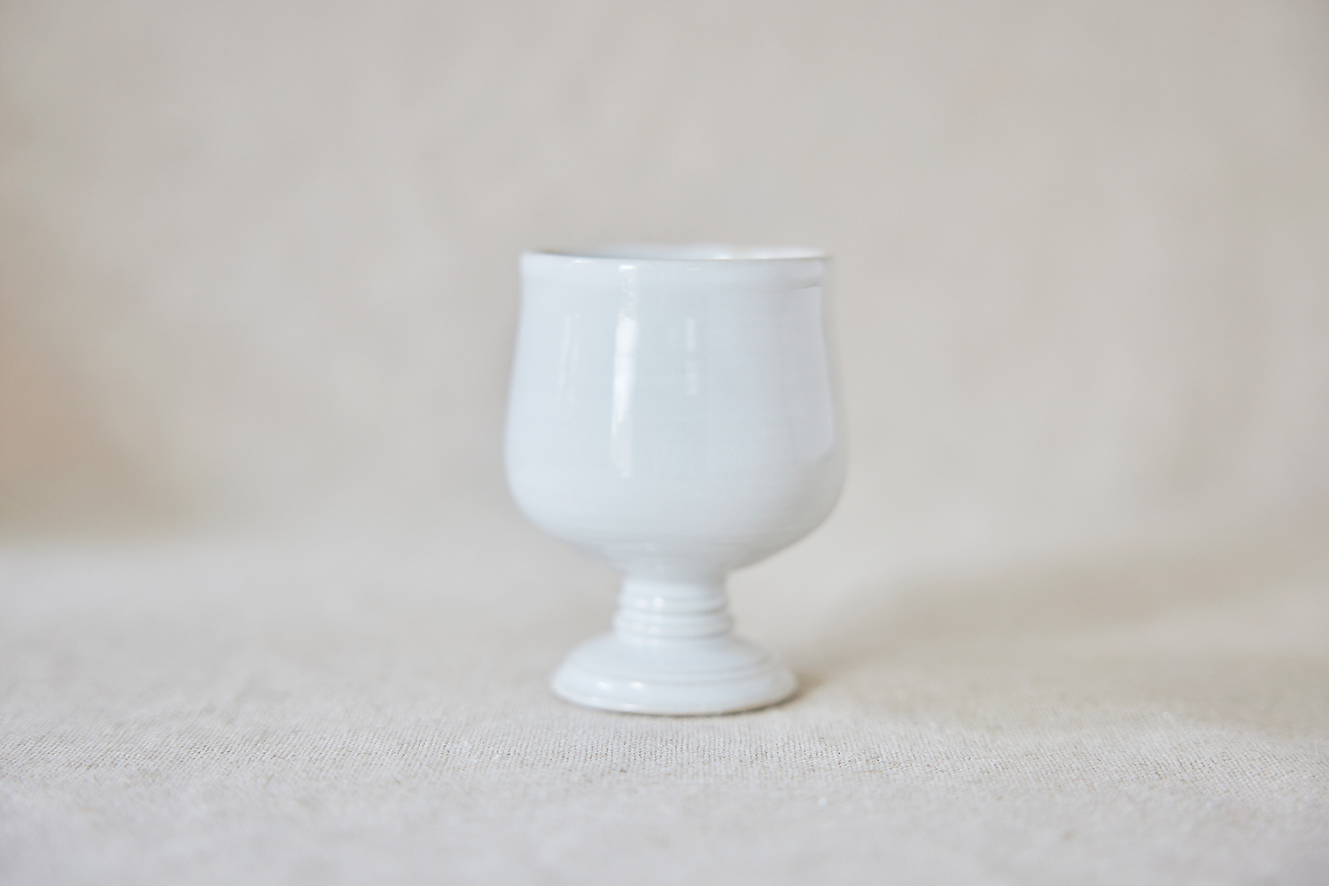 白い陶器のワインカップ  B